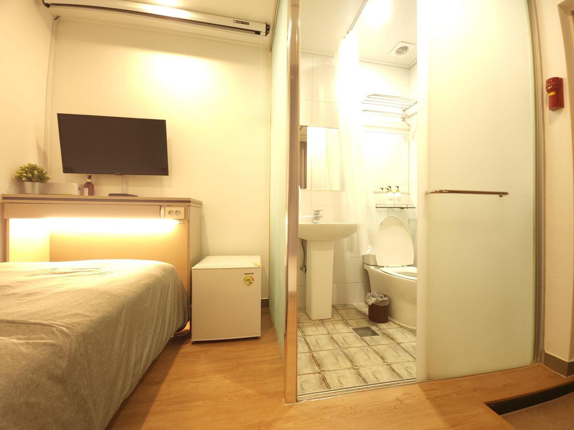 Oyo Hostel Myeongdong 2 Сеул Номер фото