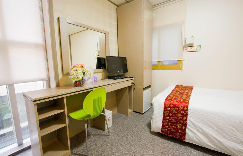 Oyo Hostel Myeongdong 2 Сеул Экстерьер фото