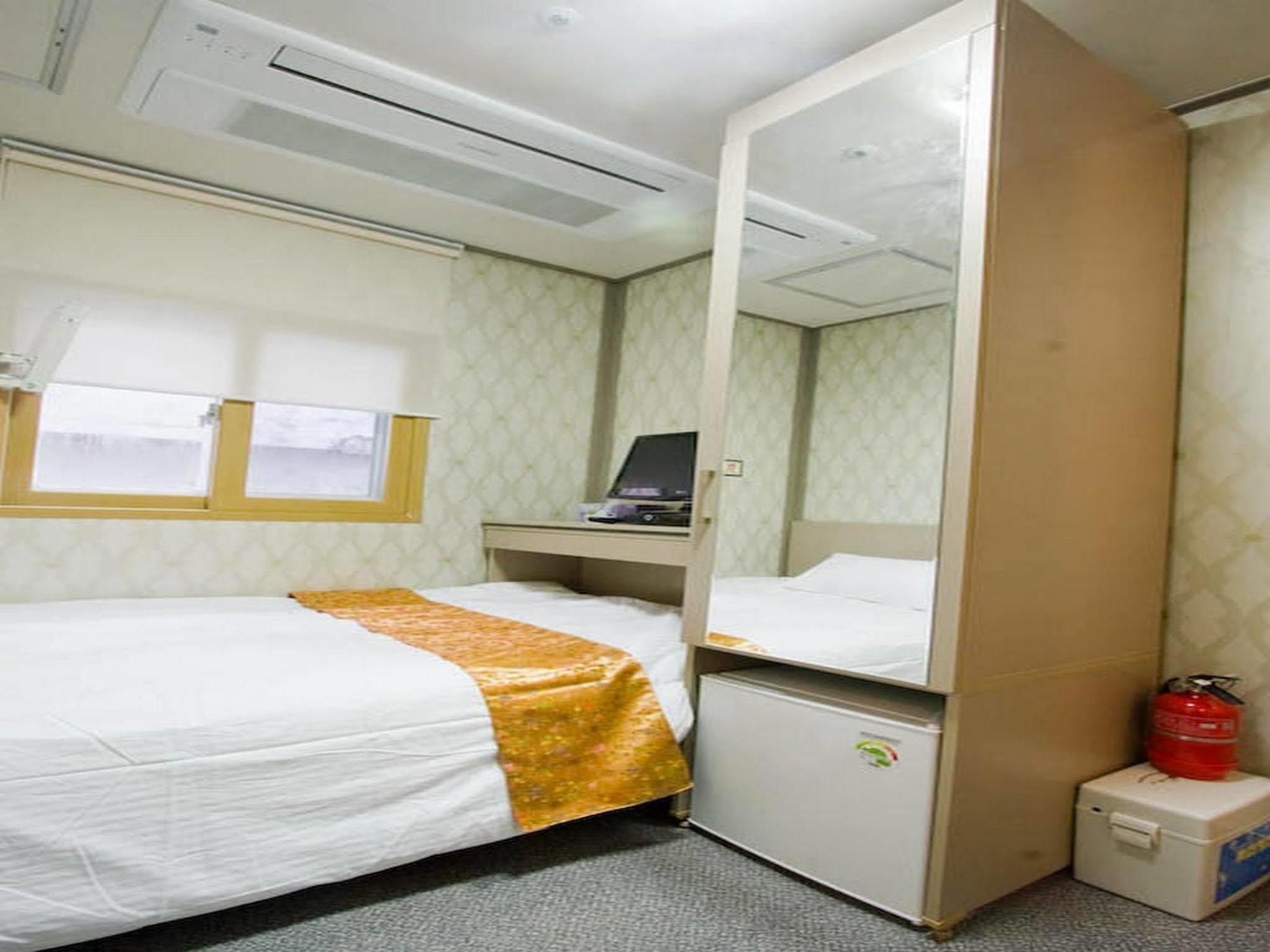 Oyo Hostel Myeongdong 2 Сеул Экстерьер фото